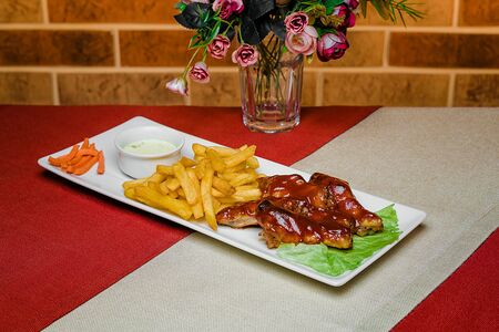 Крылья в соусе барбекю с овощами