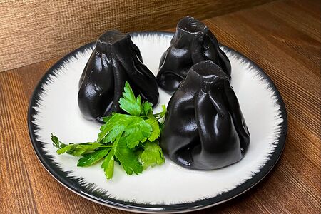 Хинкали с крабовым мясом чёрные