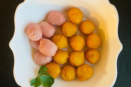 Мини-сосиски с картофельными шариками