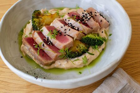 Тунец с брокколи и соусом тоннато