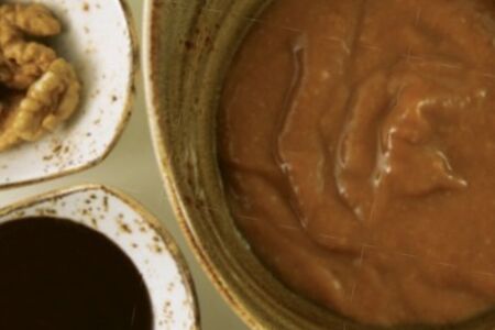 Кураговая каша с урбечем и орехами