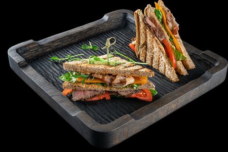 Клубный сэндвич с ростбифом