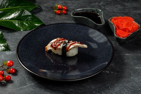 Суши с тунцом