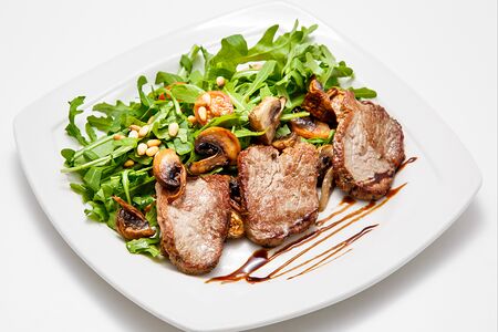 Теплый салат с телятиной и шампиньонами