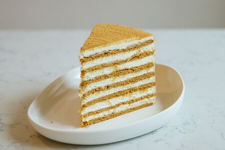 Кусочек торта Медовик