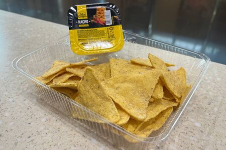 Начос с сырным соусом
