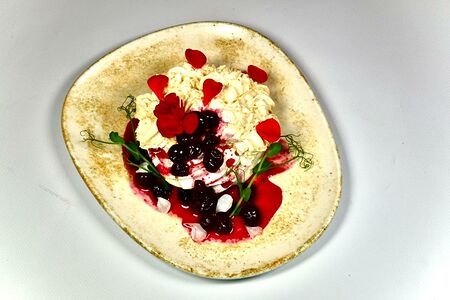 Десерт Анна Павлова с клюквой