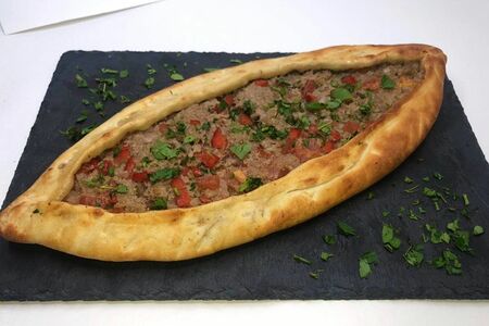 Пиде с говядиной и овощами