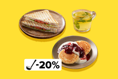 Завтрак с домашними горячими бутербродами и оладушками