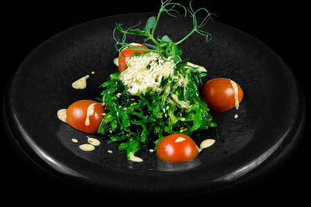 Салат с чукой и ореховым соусом