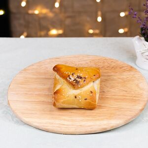 Пирожок слоено-дрожжевой с вишней