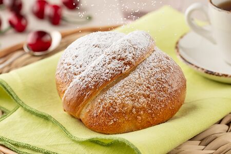 Пирожок с вишней