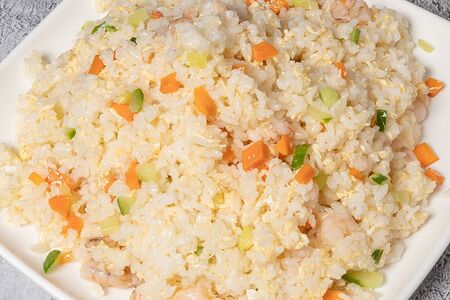 Жареный рис с креветками, яйцом и овощами по-янчжоуски