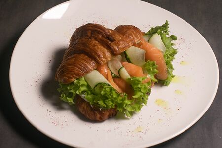 Круассан со слабосоленым лососем и свежими огурцами