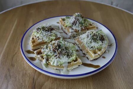 Вафля с гуакамоле и джемом из бекона