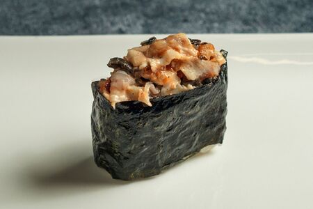 Гункан с острым угрем