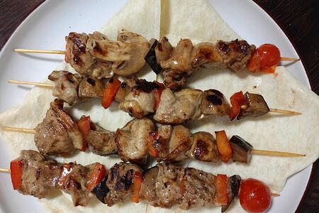 Шашлычок на шпажке из свинины с овощами