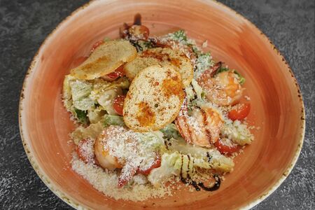 Цезарь с тигровыми креветками