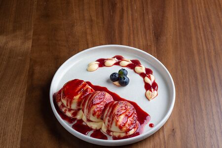 Сырник с ягодным соусом и английским кремом