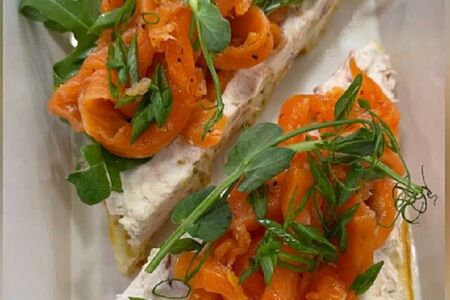 Вафля с кижучем и паштетом из копченой форели