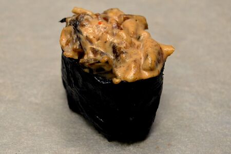 Спайси гункан с угрем