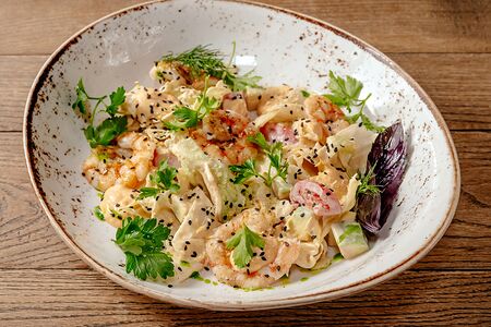 Салат с тигровыми креветками, авокадо и хумусом из болгарского крема