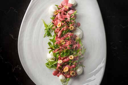 Салат с печеной свеклой и кремом шевр