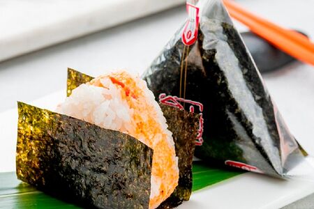 Онигири с лососем