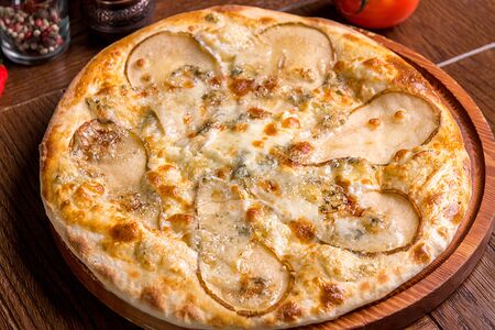 Хачапури с грушей и сыром дорблю