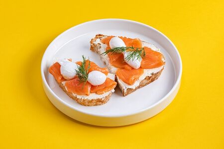 Бутерброд с лососем