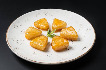 Ананасы жареные в карамели