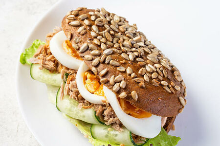 Сэндвич с тунцом и огурцом