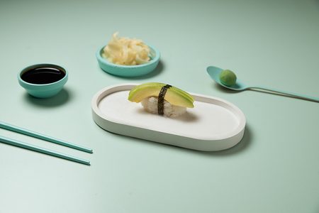 Суши с авокадо