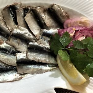 Килька слабосоленая с вареным картофелем и маринованным луком