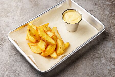 Картофельные дольки, обжаренные во фритюре