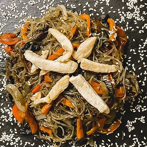 Фунчоза с курицей, овощами и кунжутом