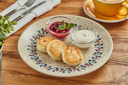 Сырники из рикотты со сметаной и вареньем