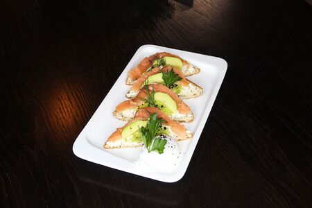 Тост с авокадо и форелью