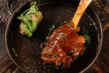 Голень ягненка с кремом из баклажана и лисичками