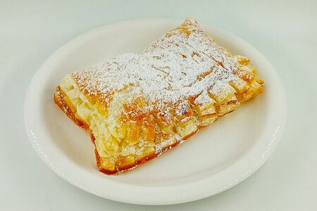 Слойка с яблоком и смородиной