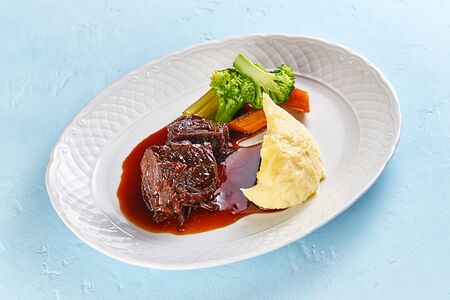 Телячьи щеки с пюре и овощами