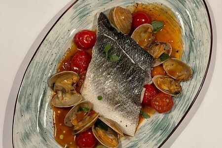 Паровое филе сибаса с рыбным соусом и моллюсками вонголе