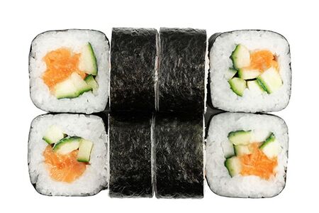 Ролл с лососем и огурцом