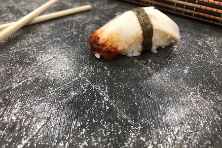 Суши с угрем