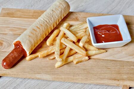 Хот-дог Французский с колбаской из говядины халяль с фри