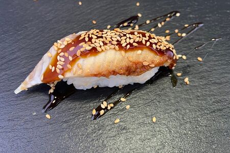 Суши с копчёным угрем