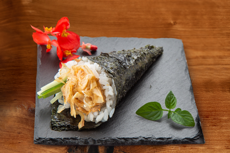 Ручной ролл с жаренным лососем