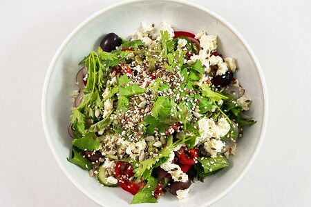 Греческий салат с фермерским сыром и тыквенными семечками