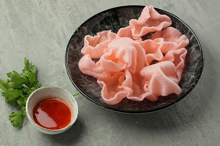 Креветочные чипсы с соусом спайси