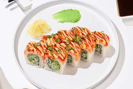 Ролл с лососем и соусом манго